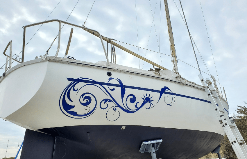 Photo d'un sticker ornemental personnalisé sur la coque d'un bateau