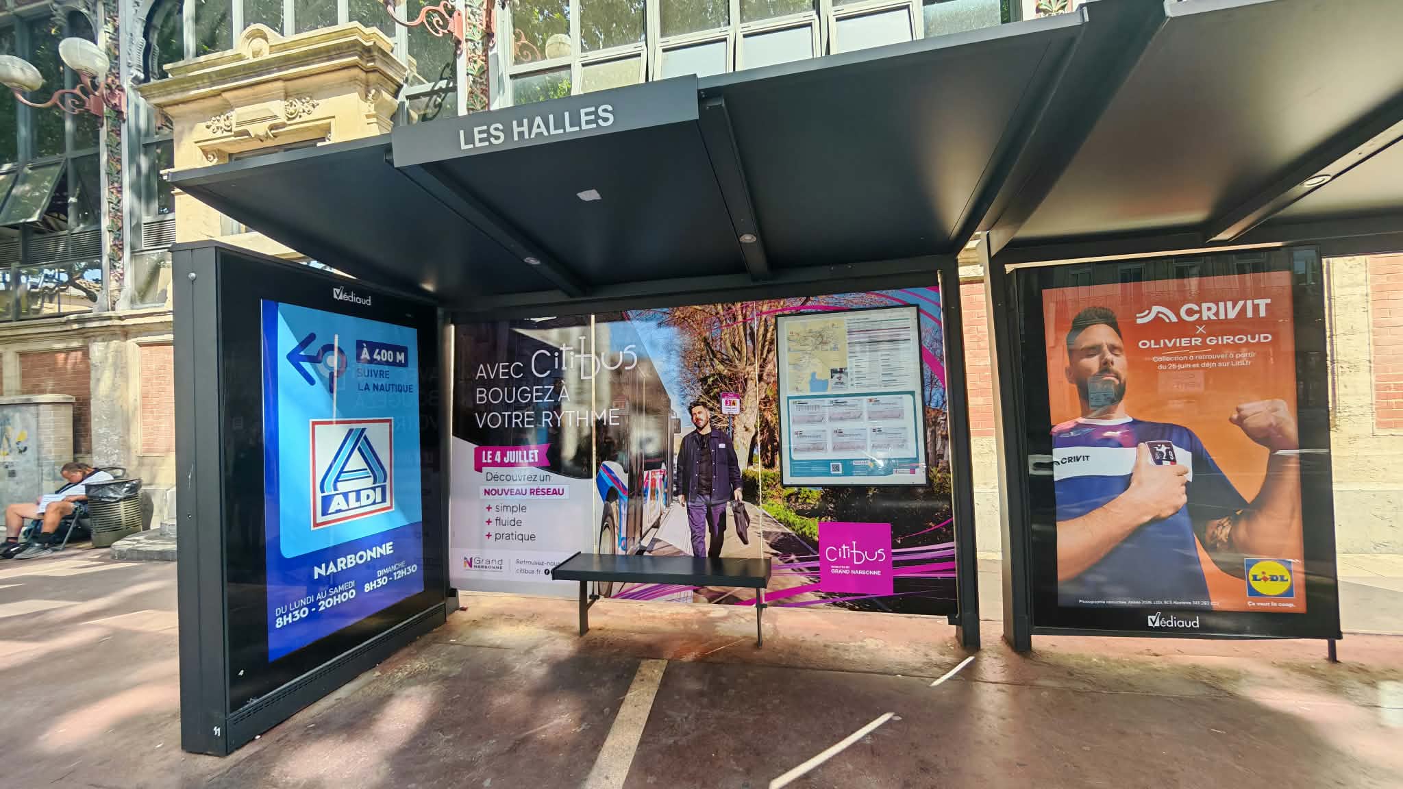Habillage Citibus des vitres du fond ; affiches latérales hors de notre prestation.