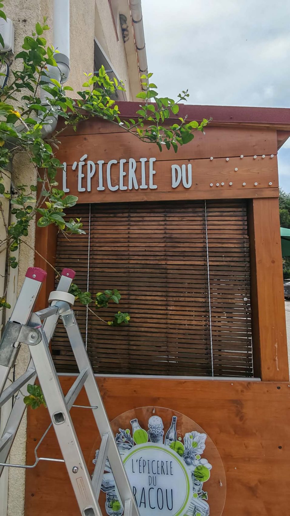 Pose des lettres de L’Épicerie du Racou.