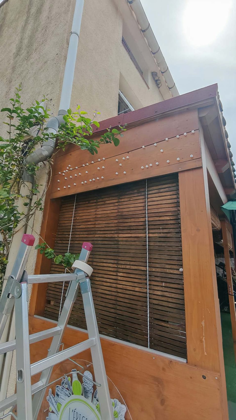 Avant : façade avant l’installation des lettres.