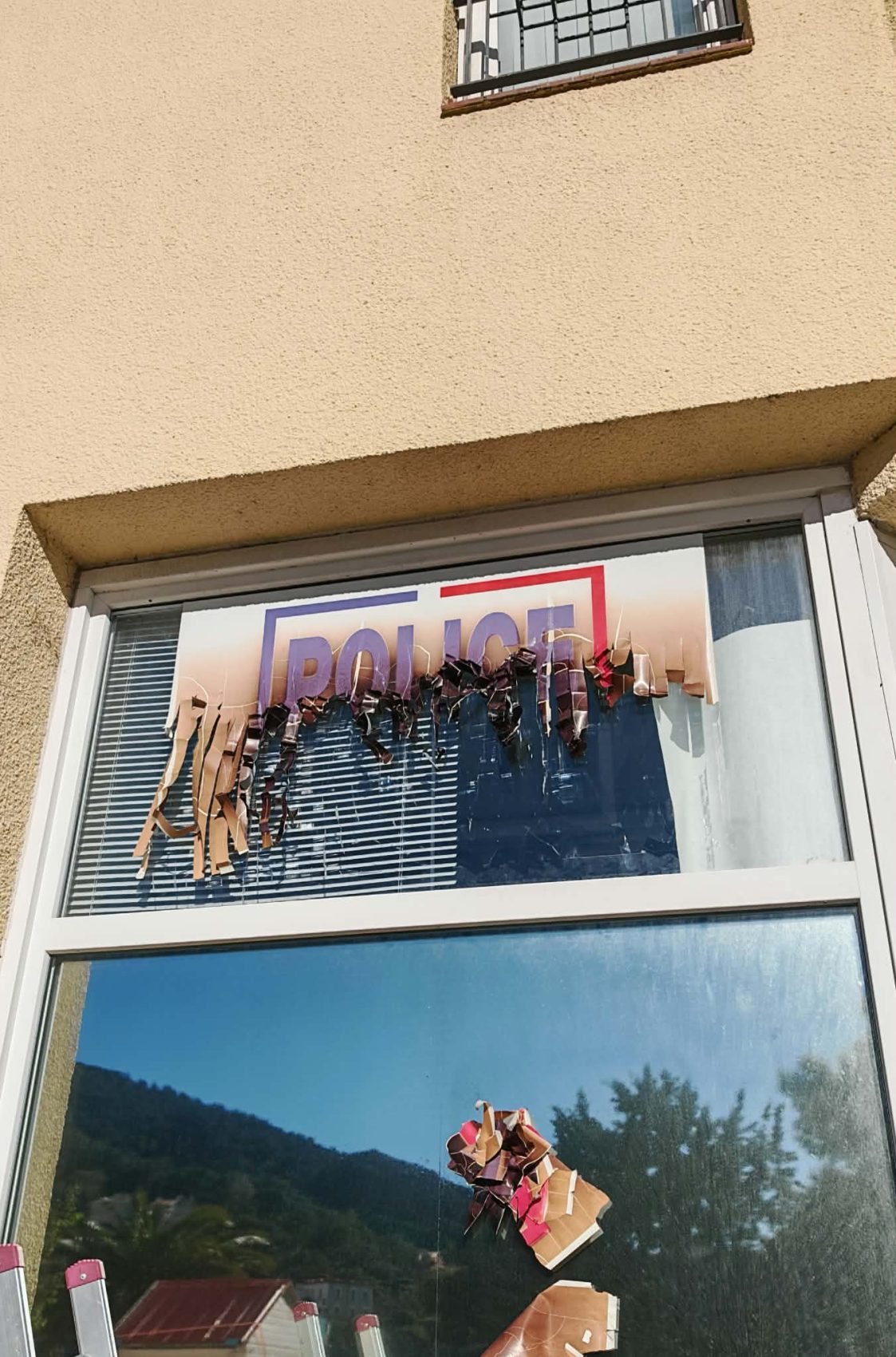 Dépose de l’ancien marquage des vitrages.