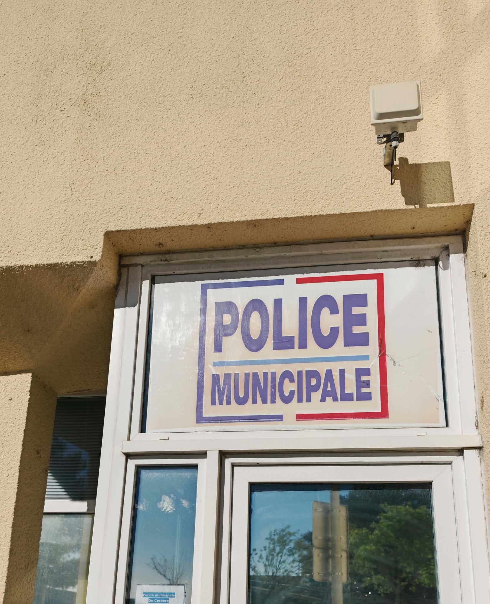 Avant : ancien marquage de la police municipale.