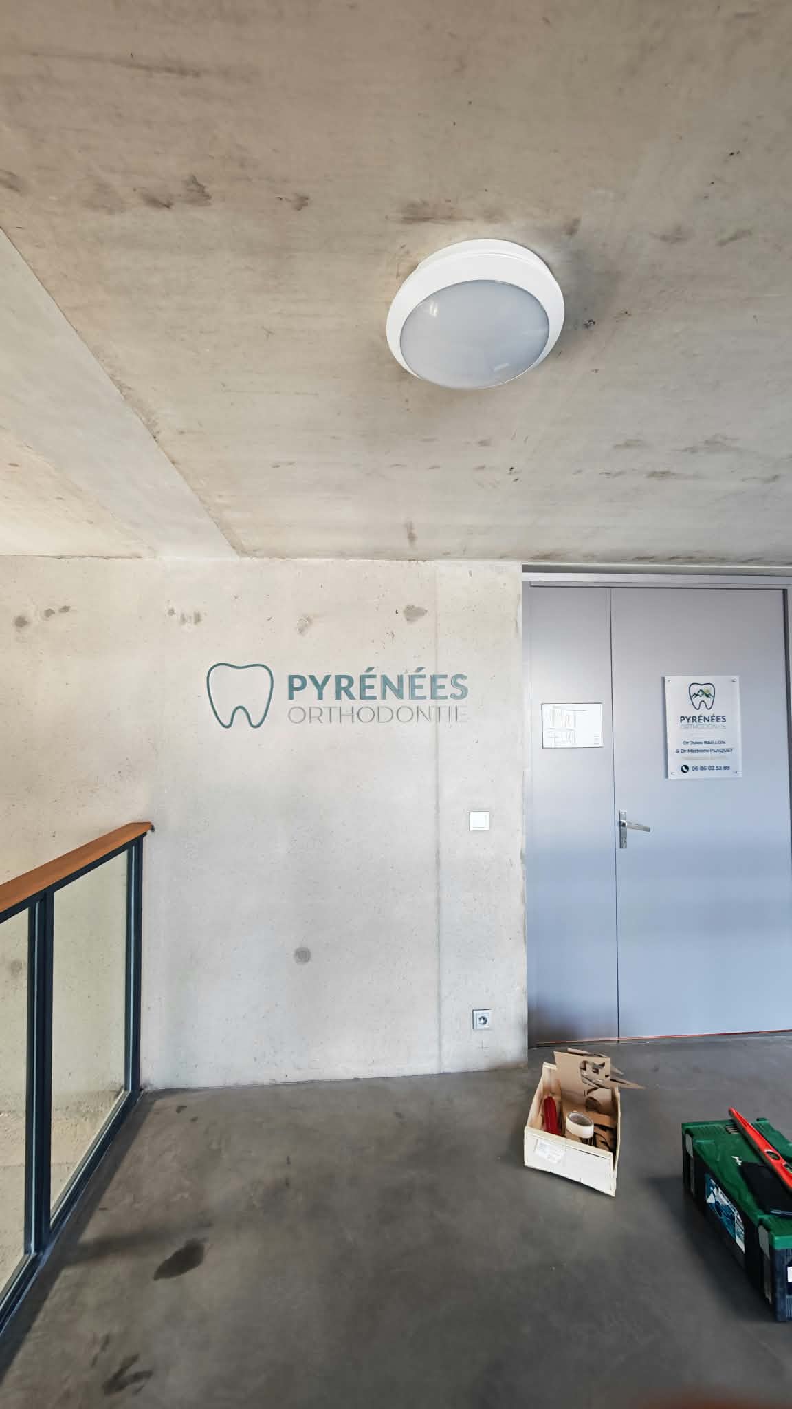 Résultat : enseigne extérieure en PVC.