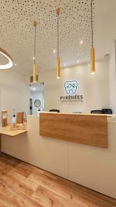 Enseigne lumineuse Pyrénées Orthodontie dans l’accueil du cabinet à Cabestany